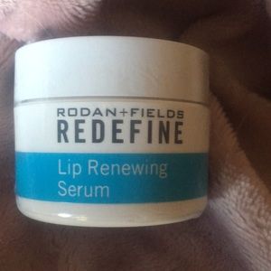 Lip renewing serum